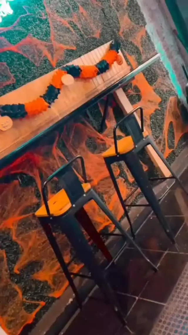 Barra de resina naranja y pisos altos en el local de Gorbea Sushi
